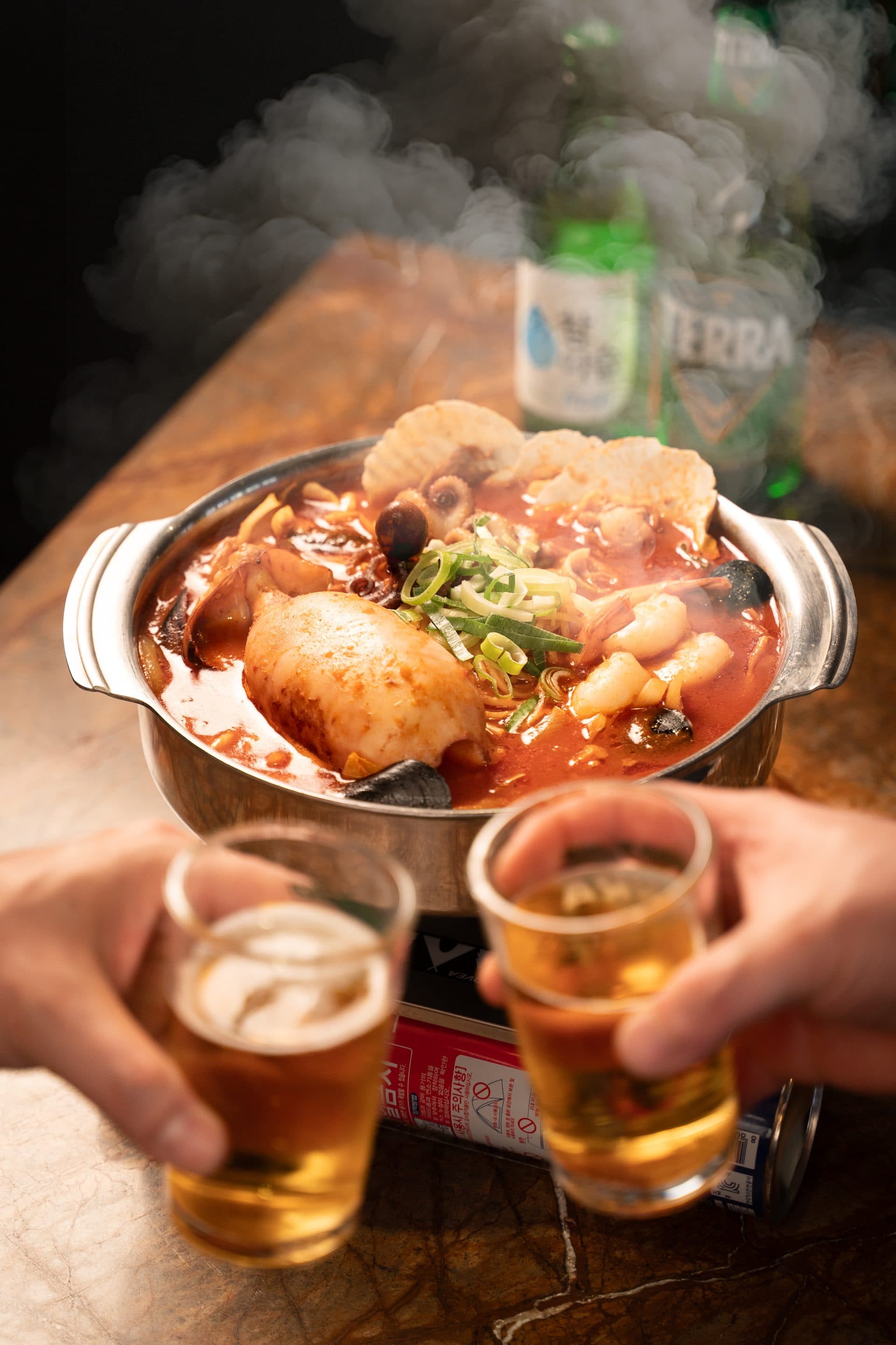 호텔마드리드 해물 냄비 요리와 소주·맥주 건배